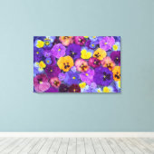 Pansy Blume schwimmen im Vogelbad mit Tau Leinwanddruck (Insitu (Holzboden))