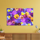 Pansy Blume schwimmen im Vogelbad mit Tau Leinwanddruck (Insitu (Wohnzimmer))