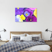 Pansy Blume schwimmen im Vogelbad mit Tau Leinwanddruck (Insitu (Schlafzimmer))