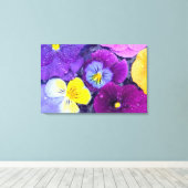 Pansy Blume schwimmen im Vogelbad mit Tau Leinwanddruck (Insitu (Holzboden))