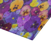 Pansy Blume schwimmen im Vogelbad mit Taube Schneidebrett (Ecke)