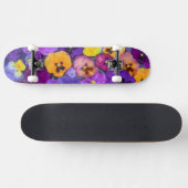Pansy Blume schwimmen im Vogelbad mit Taube Skateboard (Horizontal)