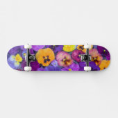 Pansy Blume schwimmen im Vogelbad mit Taube Skateboard (Horizontal)