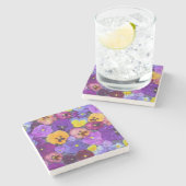 Pansy Blume schwimmen im Vogelbad mit Taube Steinuntersetzer (Seitenansicht)