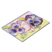 Pansy Wasserfarbmuster auf rosa und blassgelb Notizblock (Linke Seite)