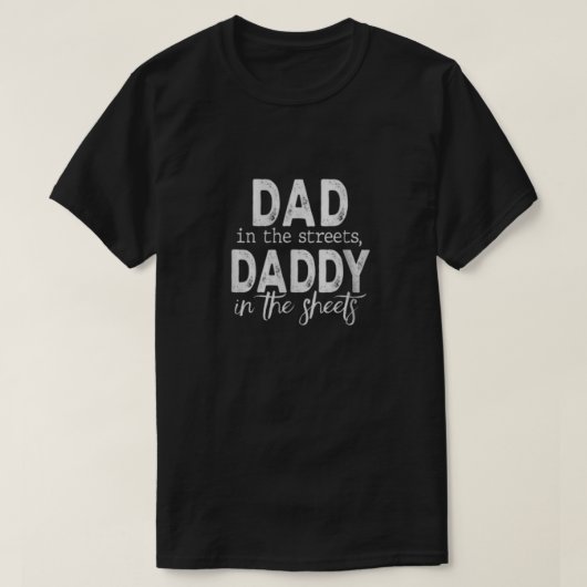Papa auf der Straße, Daddy im Bett T-Shirt (Design vorne)