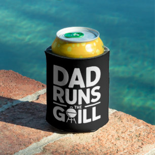 Papa betreibt den Grill Spaß BBQ Dosenkühler