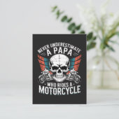 Papa Biker, der ein Motorrad fährt Einladung (Stehend Vorderseite)