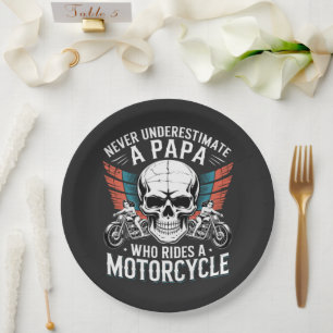 Papa Biker, der ein Motorrad fährt Pappteller