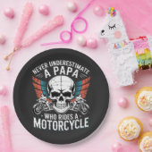 Papa Biker, der ein Motorrad fährt Pappteller (Party)