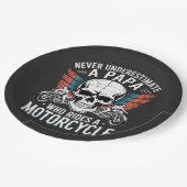 Papa Biker, der ein Motorrad fährt Pappteller (Schrägansicht)
