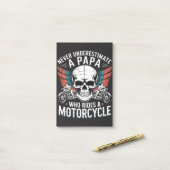 Papa Biker, der ein Motorrad fährt Post-it Klebezettel (Auf Schreibtisch)