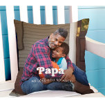 Papa | Boho Text Overlay mit zwei Fotos Kissen<br><div class="desc">Dieses schlichte und stilvolle Kissen für Ihren Vater oder Großvater besticht durch zwei Fotos Ihrer Familie, das Wort "Papa" in der böhmisch-weißen, modernen Typografie und einen Ort, um Ihre Namen und das Jahr auf der Rückseite hinzuzufügen. Der Text, wie er vorgestellt wurde, sagt "Wir Liebe dich so sehr", aber du...</div>