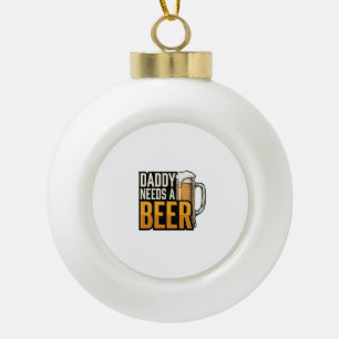 Papa braucht ein Bier Vintage Gravur Shirt Design_ Keramik Kugel-Ornament