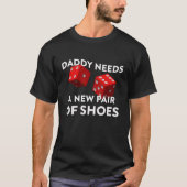 Papa braucht ein neues Paar Schuhe mit zwei roten  T-Shirt (Vorderseite)