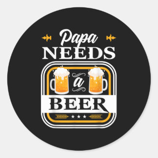 Papa braucht eine Bierbraut und Biertrinker, wir Runder Aufkleber