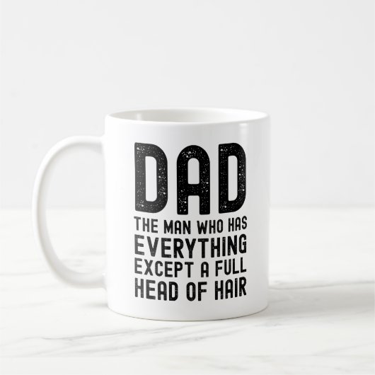 Papa, der Mann, der alles hat, außer einer vollen Kaffeetasse (Links)