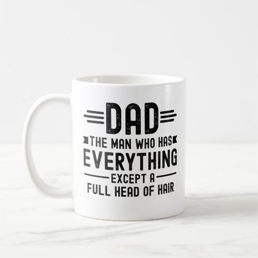 Papa, der Mann, der alles hat, außer einer vollen Kaffeetasse (Links)