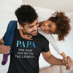 Papa Der Mann der Mythos Der T - Shirt der Legende<br><div class="desc">Beliebter T - Shirt des Vaters Tag mit dem Wort "PAPA" in einem blauen Gradienten typografischen Schriftart,  und das coole Sprichwort "der Mann,  der Mythos,  die Legende".</div>