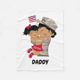Papa des Kindes in der militärischen Lücke Fleecedecke