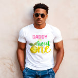 Papa des Süßen ein pinkfarbenes Limonade-Party T-Shirt<br><div class="desc">Papa der Süßen eine rosa Limonade erste Mädchen Geburtstagsparty personalisierten T - Shirt,  niedlich gelbe Zitrone Rosa Grün Sommer erste Geburtstagsparty Shirt Geburtstagsparty Papa's Shirt Geburtstag Fotoshooting Shirt</div>