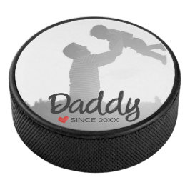 Papa, erster Vatertag, erster glücklicher Vater Eishockey Puck