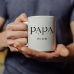 Papa Est. Datum mit Kindernamen | Moderner Text Kaffeetasse<br><div class="desc">Diese elegante, moderne, schwarz-weiße Tasse ist mit feinem, dekorativem Text, der "Papa" sagt, mit einem Spot für Sie, das Jahr, in dem er zum ersten Mal Vater oder Großvater wurde, hinzuzufügen. Auf der anderen Seite der Tasse können Sie die Namen seiner Kinder oder Enkel für einen ganz besonderen Zweck auflisten....</div>