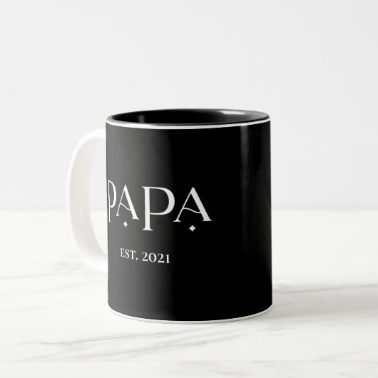 Papa Est. Datum mit Kindernamen | Moderner Text Zweifarbige Tasse (Vorderseite Links)