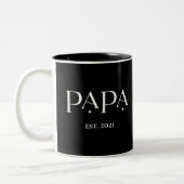 Papa Est. Datum mit Kindernamen | Moderner Text Zweifarbige Tasse (Links)