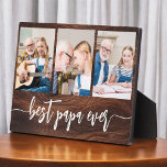 Papa Großvater Wood Grandchildren FotoCollage Fotoplatte<br><div class="desc">Die Liebe zwischen Papa und seinen Enkelkindern erfassen wir mit unserem Großvater Großkinder Foto Collage Plaque. Diese personalisierte Gedenktafel beherbergt eine herzerwärmende Collage aus Foto, in der wunderbar die von Papa und seinen geliebten Enkelkindern geteilten wertvollen Momente präsentiert werden. Um die Fotos herum ist der beliebte Titel "Papa", der dem...</div>