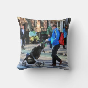 Papa schiebt Kinderwagen Greenwich Village Kissen