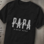 Papa Seit 20XX Moderne Elegant Einfach T-Shirt<br><div class="desc">Dieses einfache und moderne Design besteht aus san-Serifentypografie.</div>