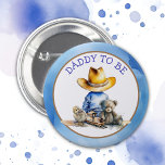 Papa wird ein Lil' Cowboy sein | Babydusche Button<br><div class="desc">Oh,  Junge,  es ist ein Lil' Cowboy! Blauer und brauner Baby Vater zu Knöpfen mit einem kleinen Baby in einem Cowboy,  der mit einem Teddybär sitzt,  Zug und Baby Küken. Land und Western Thema rustikale Kinderdusche.</div>