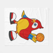 Papagei als Basketballspieler mit Basketball Fleecedecke (Vorderseite (Horizontal))