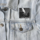 Papagei, der auf Kerzenständer B&W sitzt Button (Beispiel)