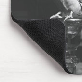 Papagei, der auf Kerzenständer B&W sitzt Mousepad (Ecke)