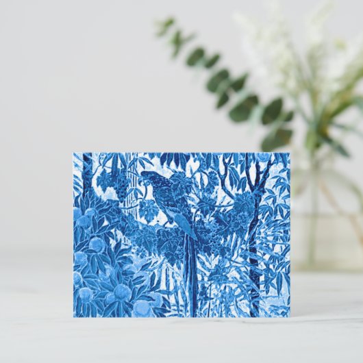 Papagei in Jungle-Umgebung, Indigoblau und Weiß Postkarte (Stehend Vorderseite)