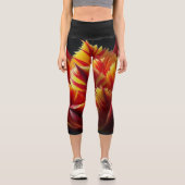 Papagei Tulip Blumenrot und Gelb Capri Leggings (Vorderseite)