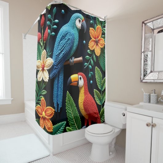 Papagei und Tukan in einem bedeckten Wald Duschvorhang (Beispiel)