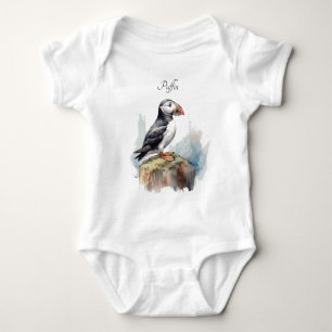 Papageientaucher auf einem Felsen Aquarell, indivi Baby Strampler
