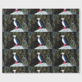 Papageientaucher auf Felsenmusterpapier Geschenkpapier (Flach)