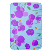 Papaver Poppy Lilac auf blassblauem Hintergrund Badematte (Vorderseite Vertikal)
