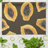 Papaya-Scheiben auf dunkelbraun Geschirrtuch (Gefaltet)