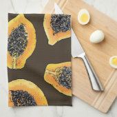 Papaya-Scheiben auf dunkelbraun Geschirrtuch (Viertel Falte)