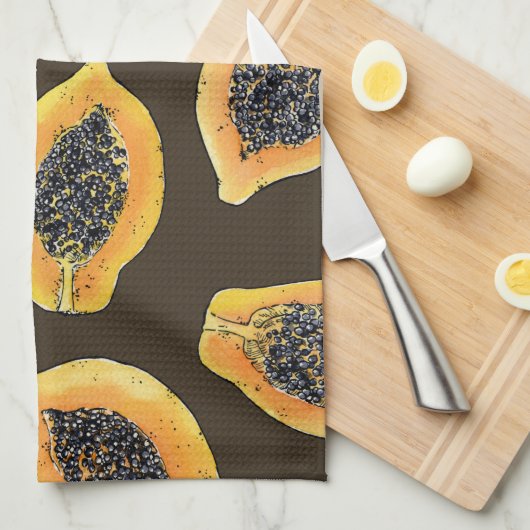Papaya-Scheiben auf dunkelbraun Geschirrtuch (Viertel Falte)