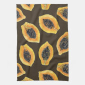 Papaya-Scheiben auf dunkelbraun Geschirrtuch (Vertikal)