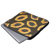 Papaya-Scheiben auf dunkelbraun Laptopschutzhülle (Vorne Knopf)