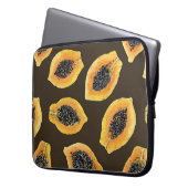 Papaya-Scheiben auf dunkelbraun Laptopschutzhülle (Vorderseite Links)