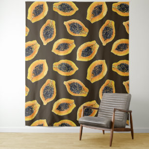Papaya-Scheiben auf dunkelbraun Wandteppich