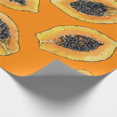 Papaya-Scheiben auf Orange Geschenkpapier (Ecke)